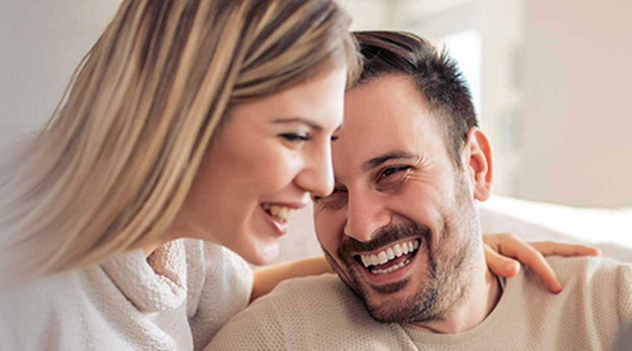 Ein Paar (Mann und Frau) lachen zusammen
