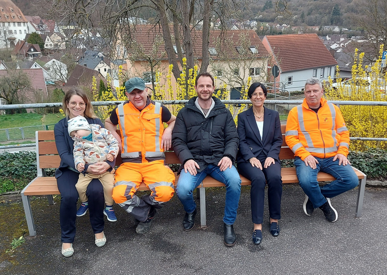 Spende einer Sitzbank an die Gemeinde Kämpfelbach