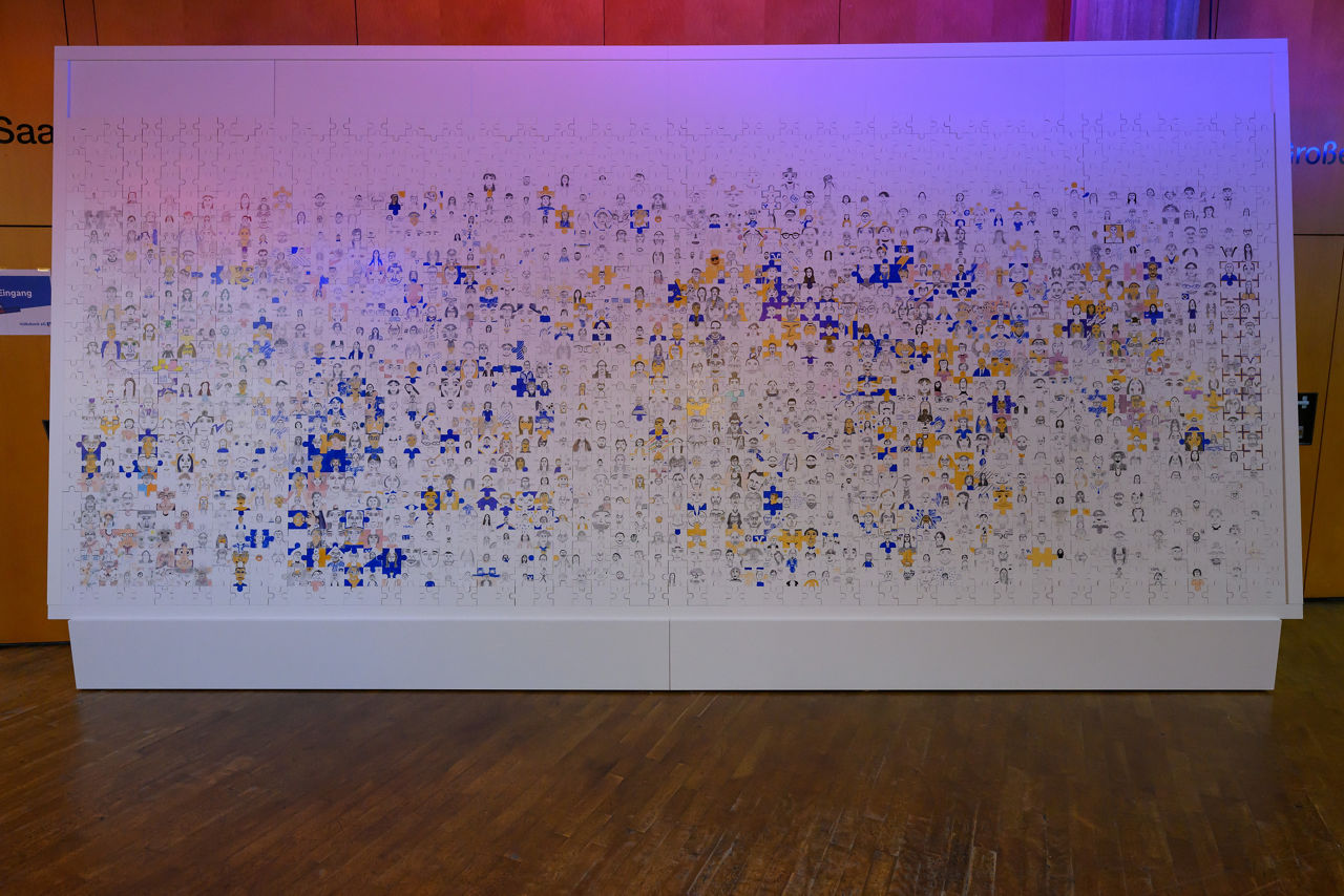 Ein Bild eines Puzzle mit 1.500 Teilen gestaltet.