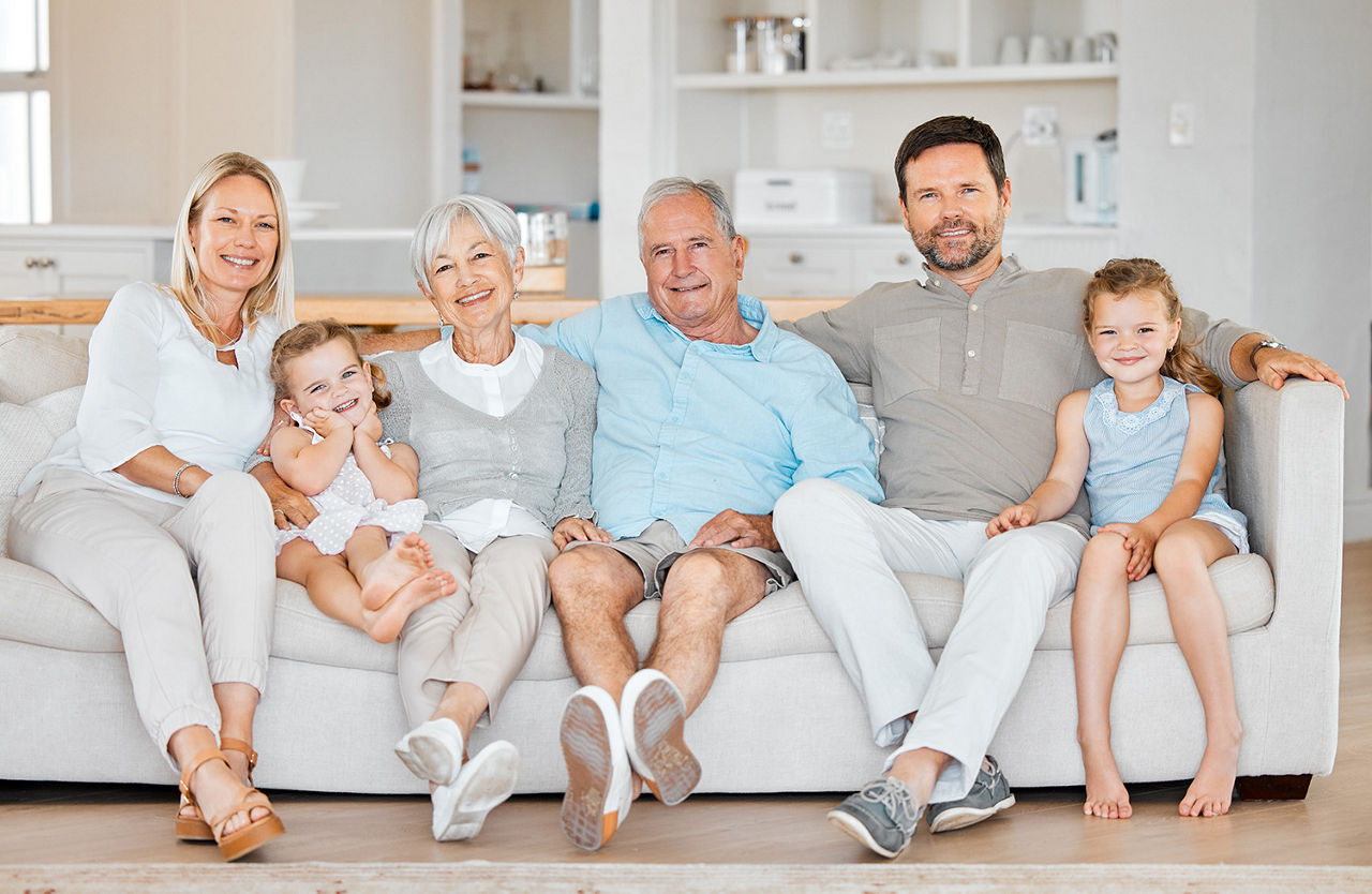 Drei Generationen sitzen auf der Couch