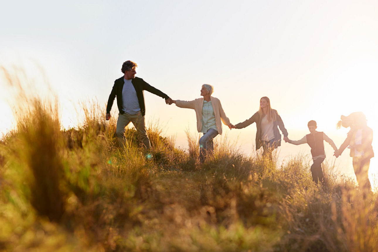 Familie beim spazieren gehen