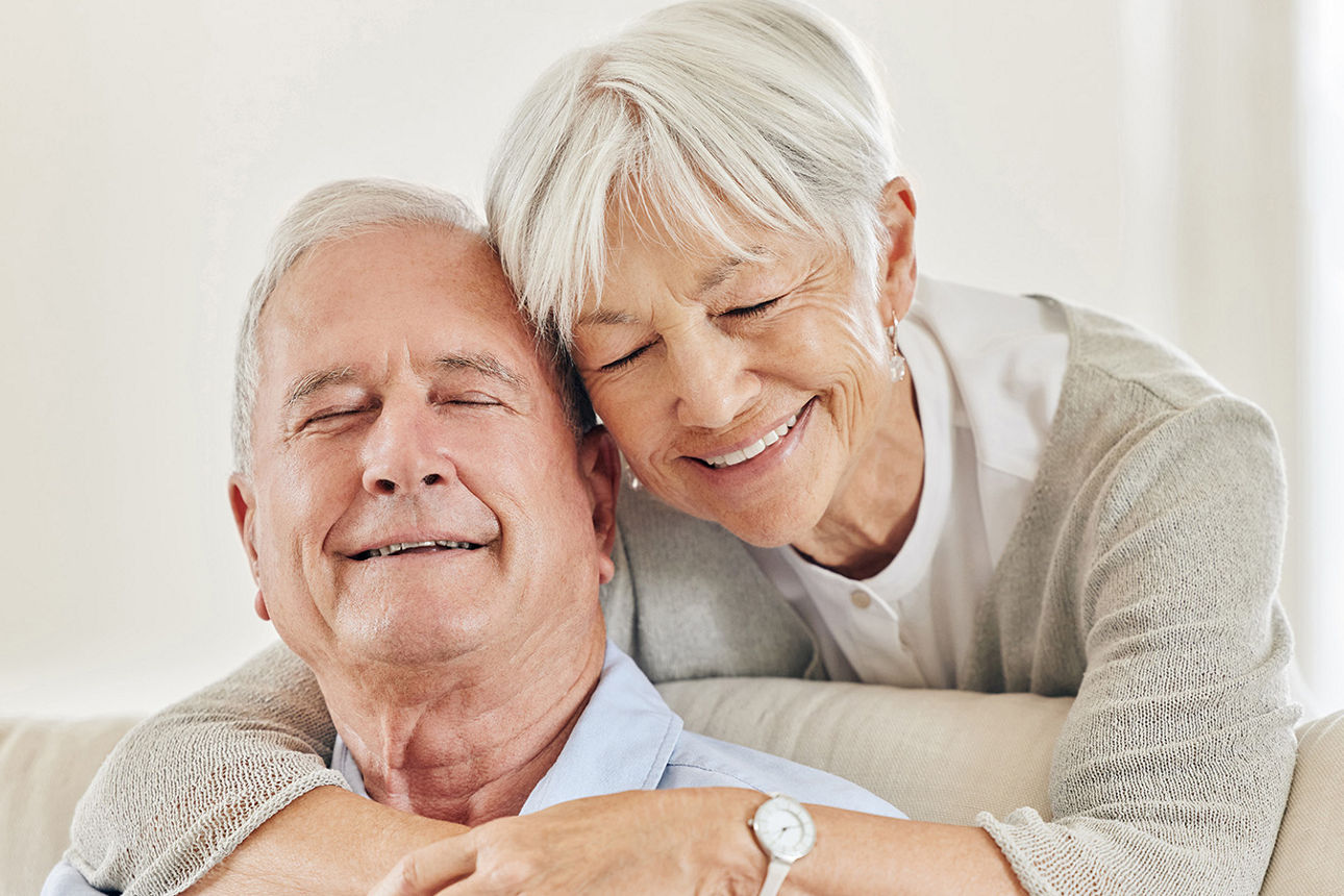 Ehepaar hält sich im Arm