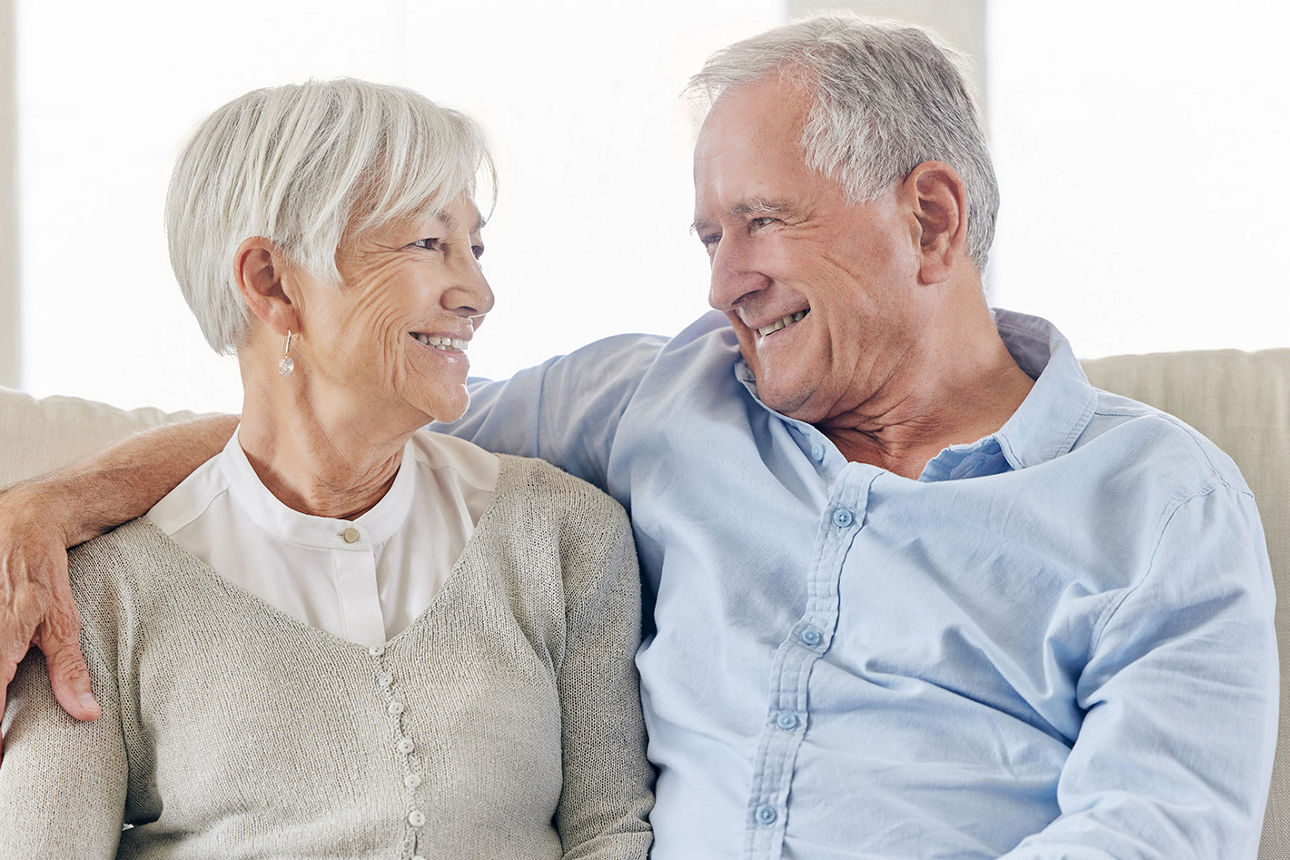 Ehepaar hält sich im Arm