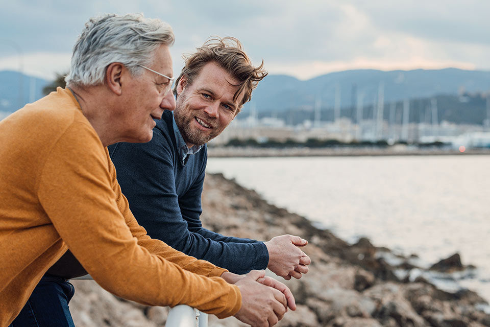 Vater und Sohn unterhalten sich in einem Hafen