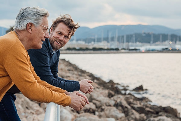 Vater und Sohn unterhalten sich in einem Hafen