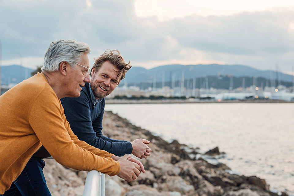 Vater und Sohn unterhalten sich in einem Hafen