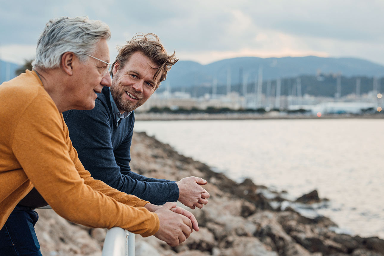 Vater und Sohn unterhalten sich in einem Hafen
