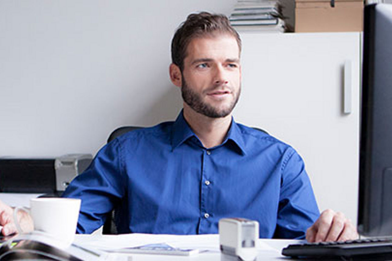 ein Mann arbeitet an seinem Computer