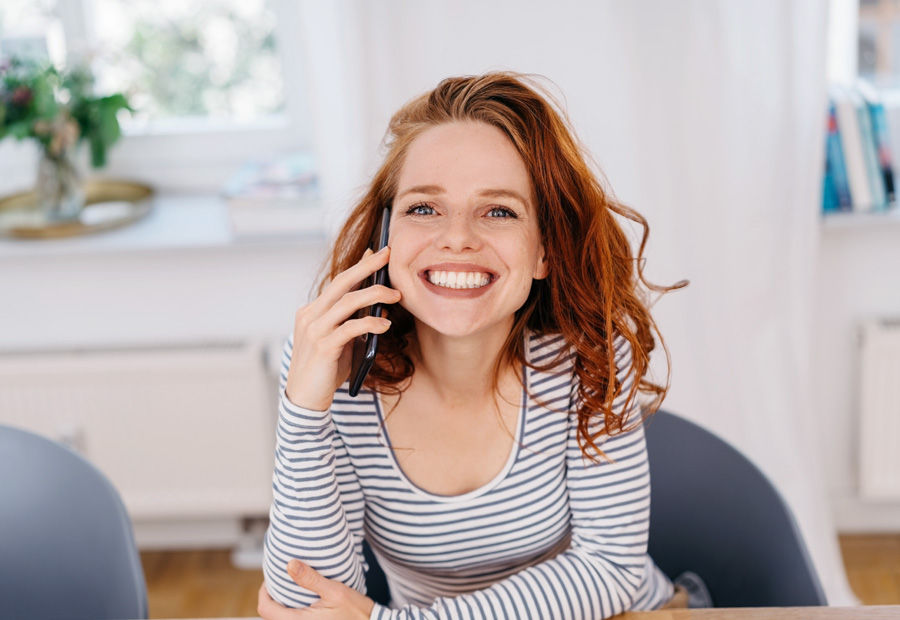Frau telefoniert lächelnd