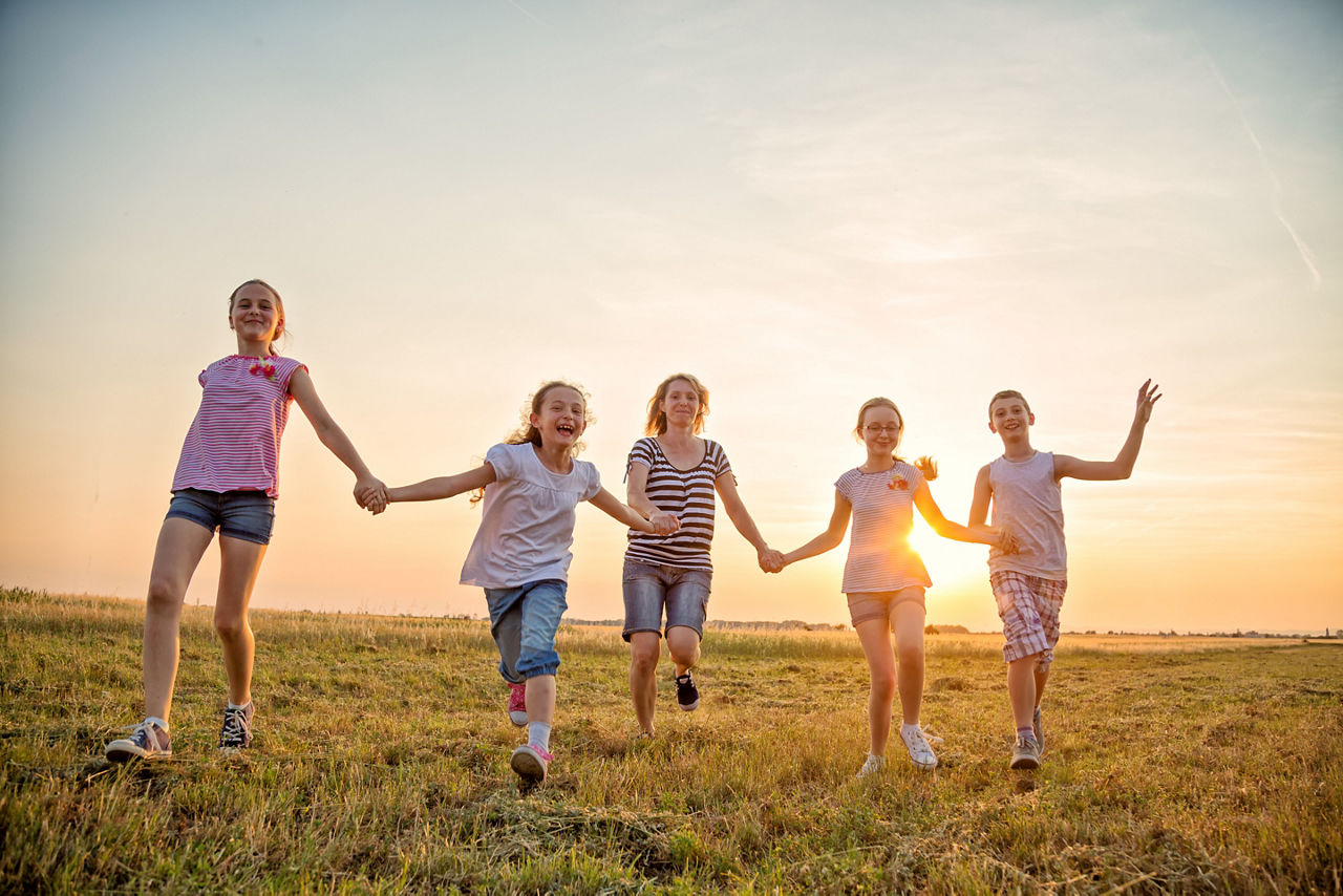 Kinder und Sonnenuntergang im Hintergrund
