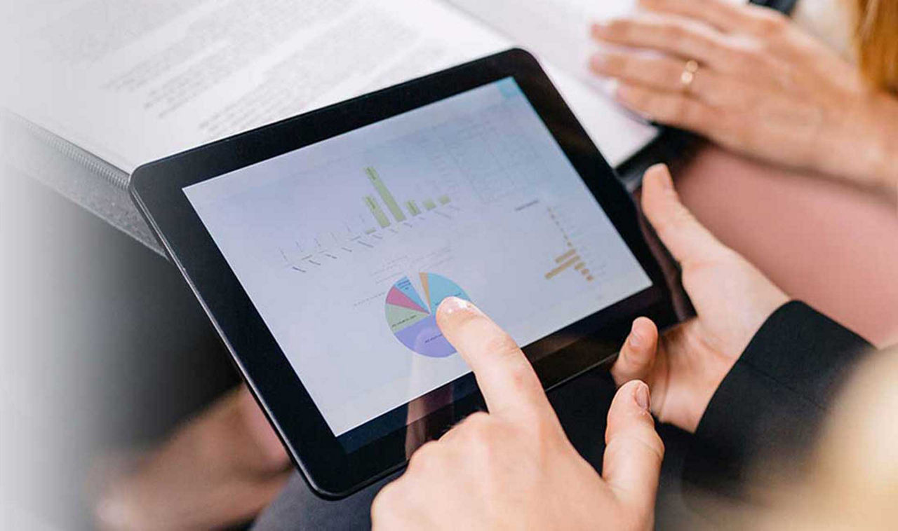 Depot & Brokerage - Finger tippt auf Tablet an einem Kreisdiagramm