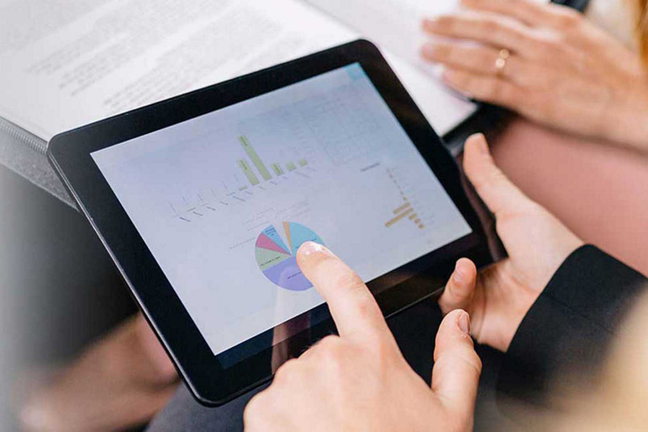 Top-Fondsgesellschaft - iPad-Screen mit Diagrammen