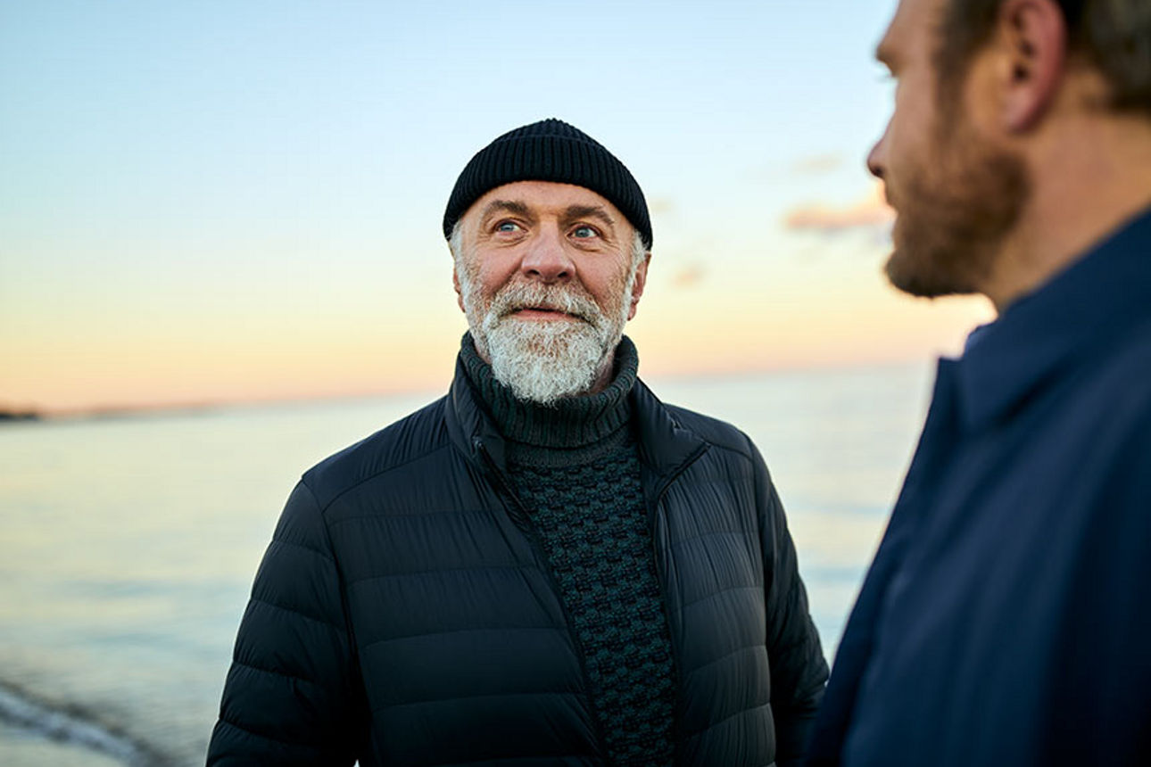 Ein älterer und ein jüngerer Mann am Meer