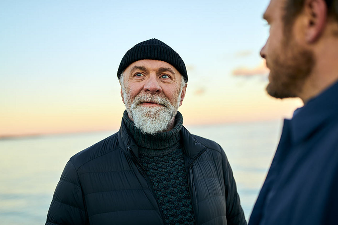 Zwei Männer stehen gemeinsam am Wasser