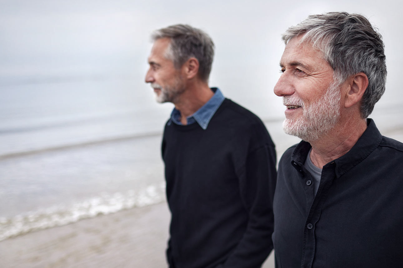 Zwei Männer am Meer