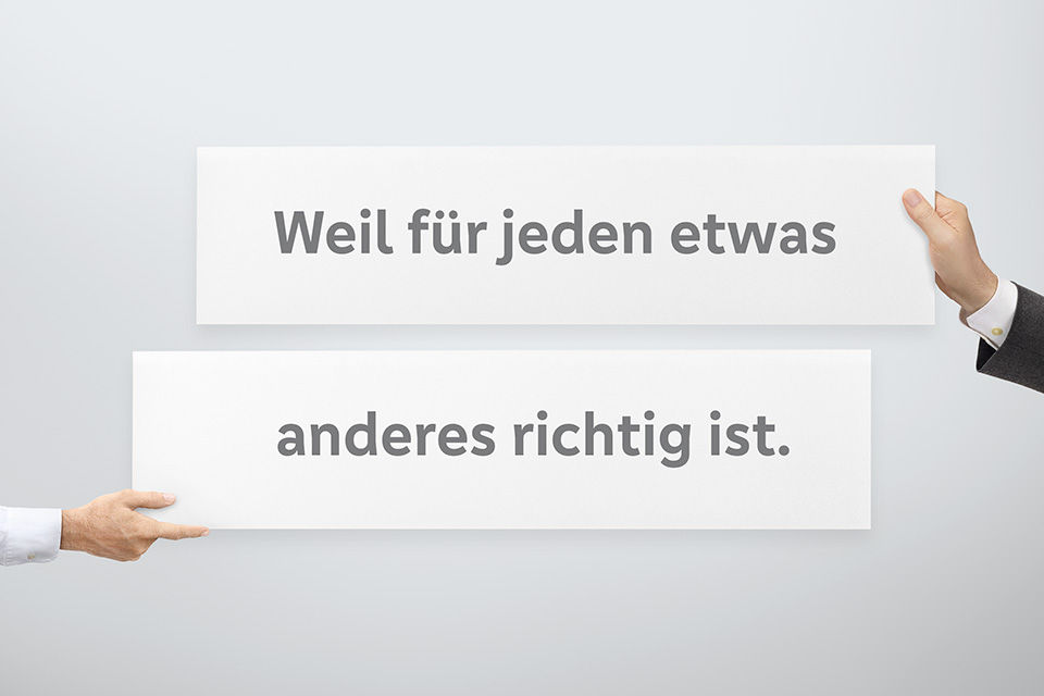 Zwei Personen halten Plakate mit dem Spruch „Weil für jeden etwas anderes richtig ist.“