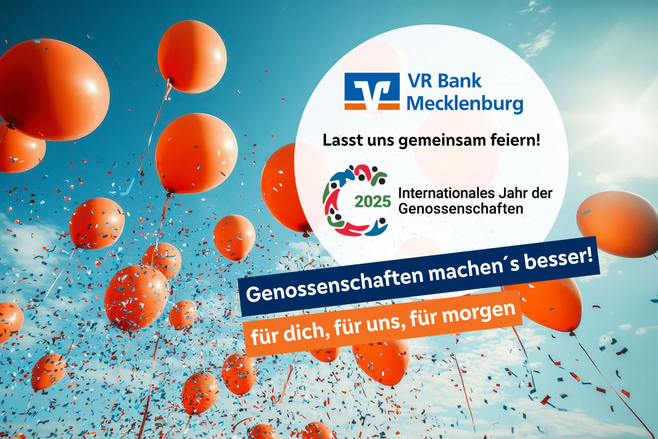 Ein weißer Hinweis zum Internationen Jahr der Genossenschaften auf einem blauen Himmel verziert mit orangenen Luftballons und Konfetti