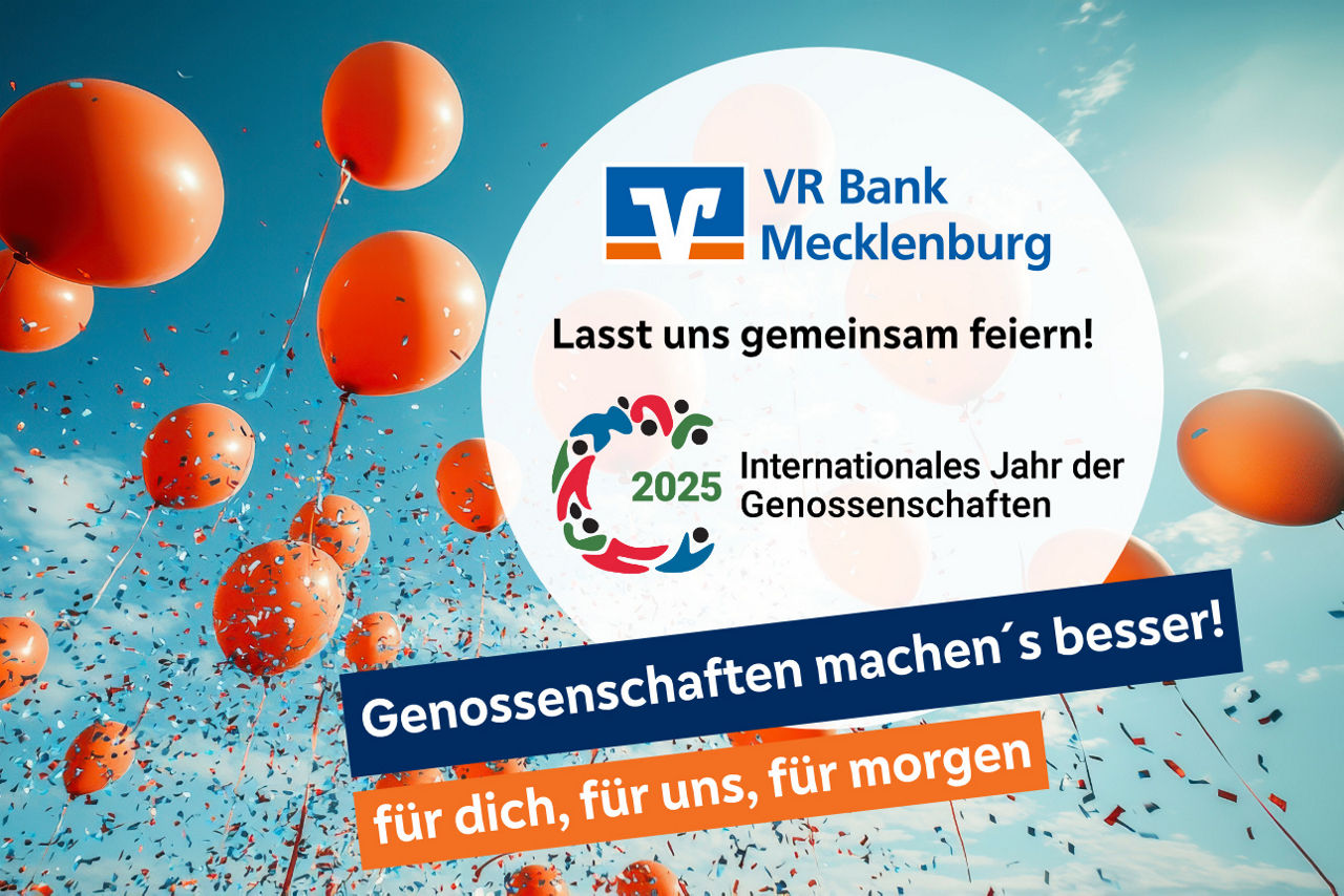 Ein weißer Hinweis zum Internationen Jahr der Genossenschaften auf einem blauen Himmel verziert mit orangenen Luftballons und Konfetti