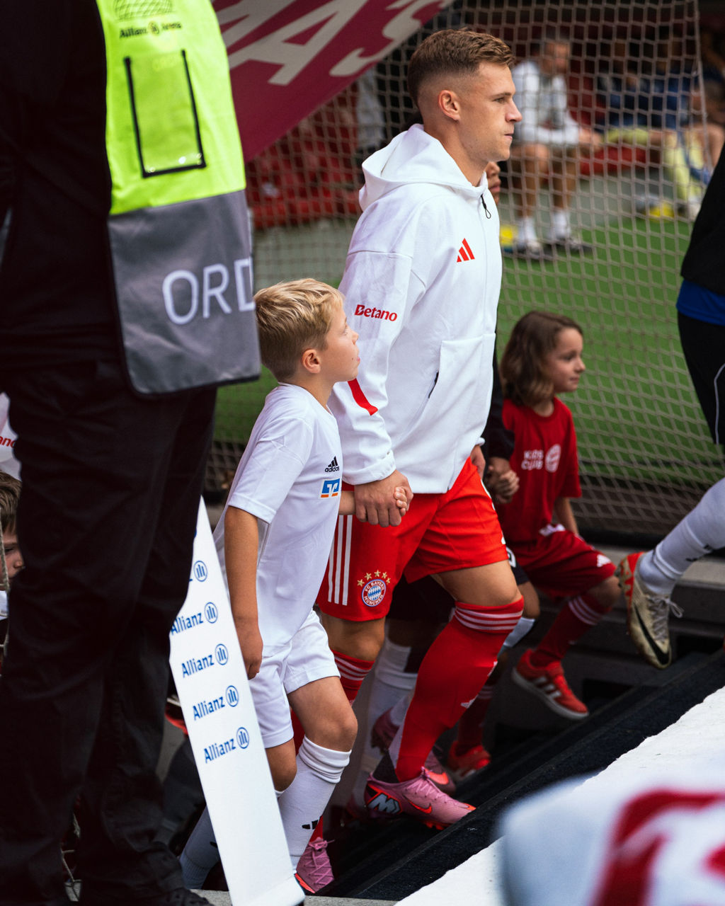 Einlaufkind beim FC Bayern mit Joshua Kimmich