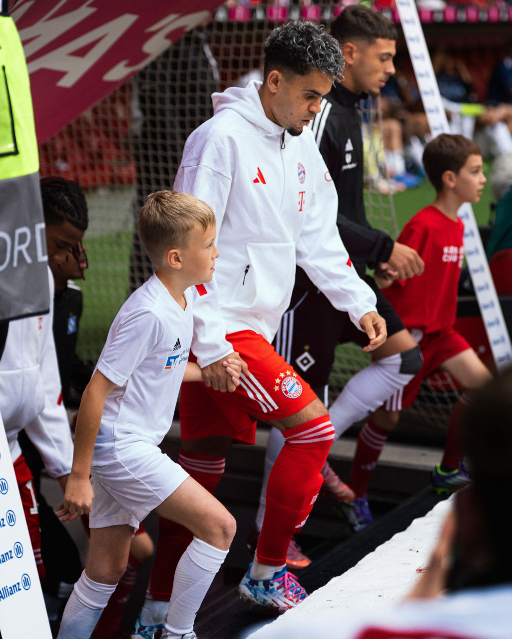 Einlaufkind beim FC Bayern mit Luis Diaz