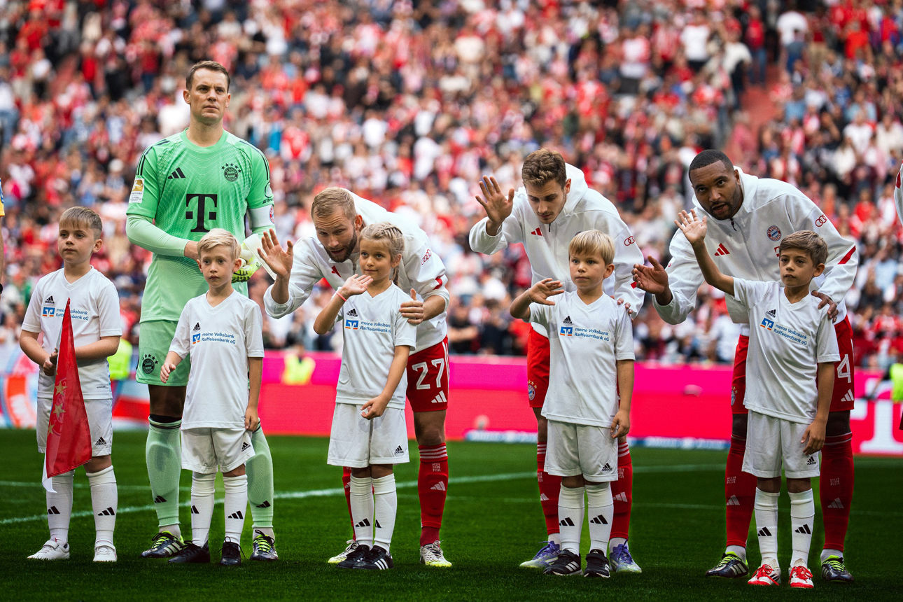 Einlaufkinder mit den FC Bayern Spielern