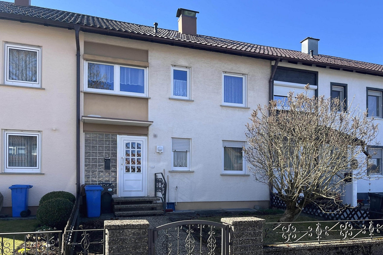 Hausansicht Gepflegtes Reihenmittelhaus in ruhiger Wohnlage