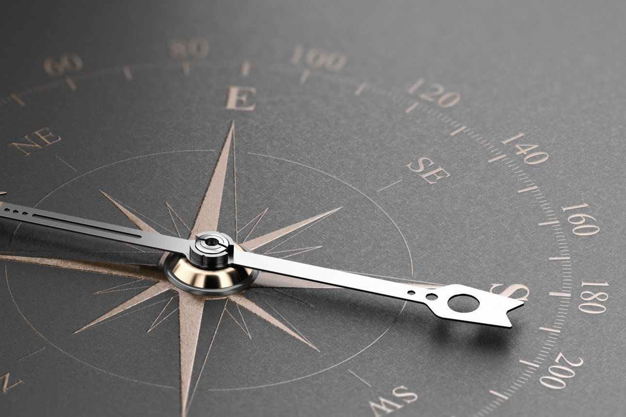 Kompas na tmavém pozadí