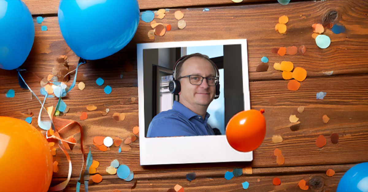 Mitarbeiterportrait Denny Teichmann mit Luftballons