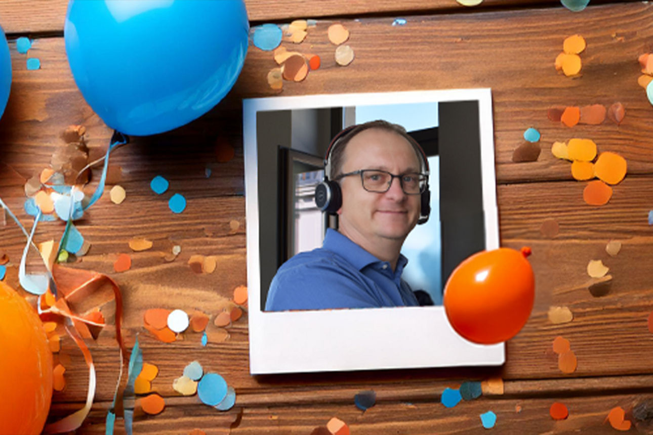 Mitarbeiterportrait Denny Teichmann mit Luftballons