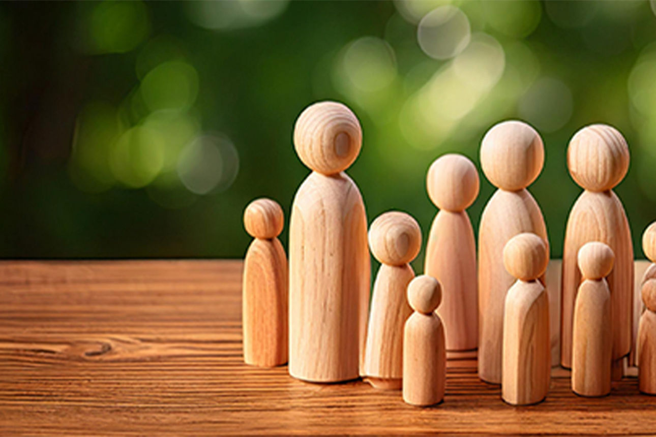 Mehrere Holzfiguren in unterschiedlichen Größen auf einem Tisch