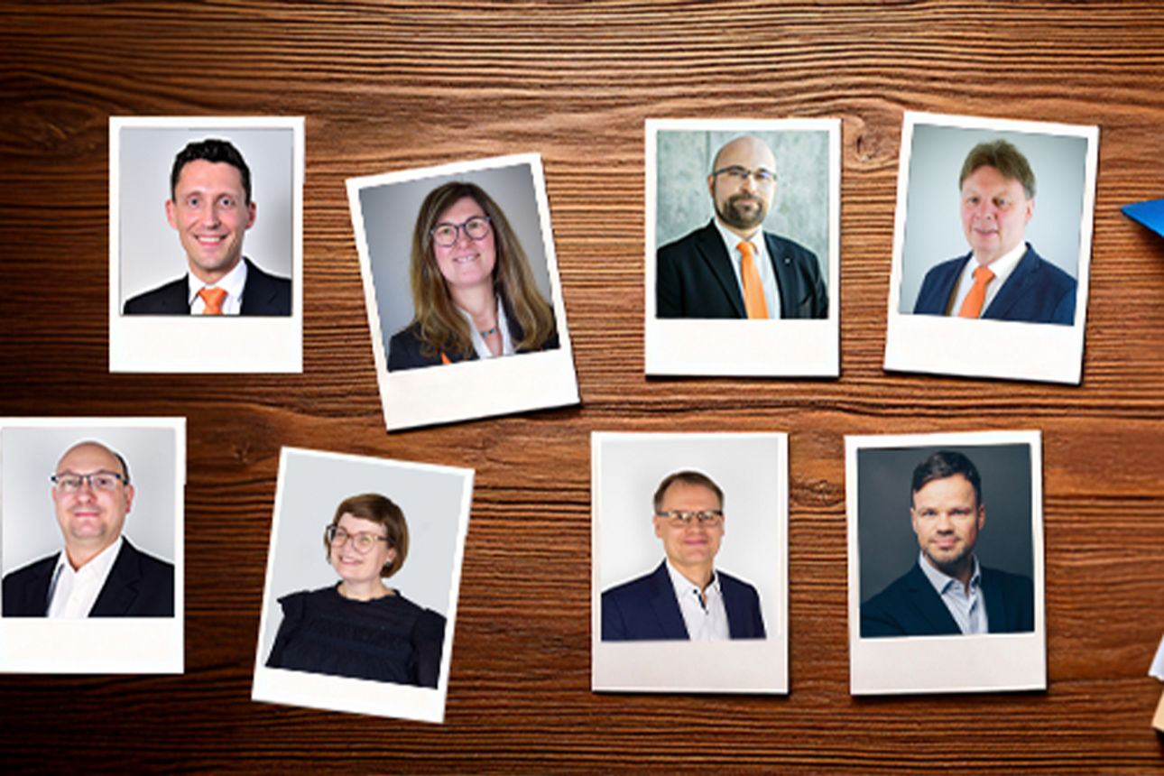 Mehrere Polaroids mit Mitarbeiterportraits