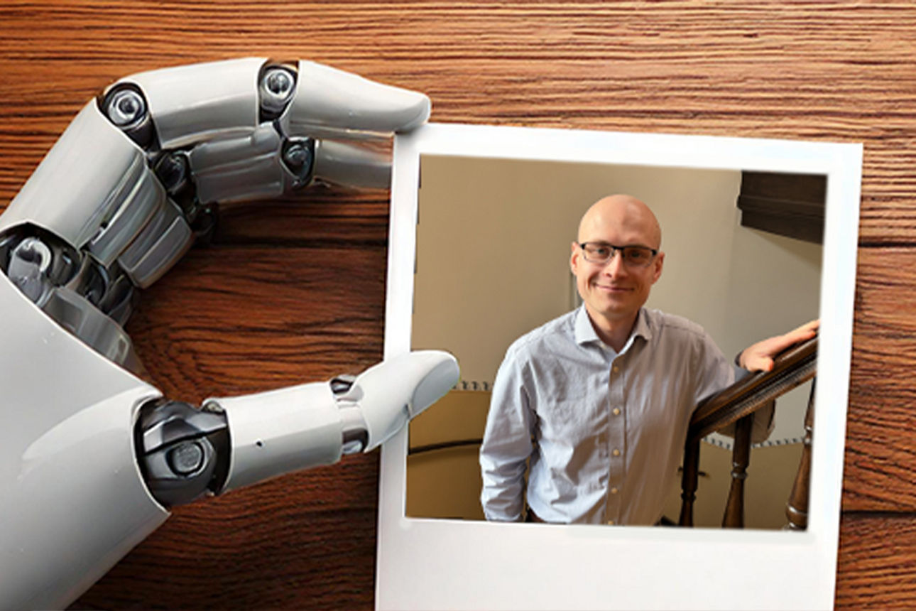 Smarte Systeme: Ein Foto von Jeremie Kreuseler mit einer Roboterhand