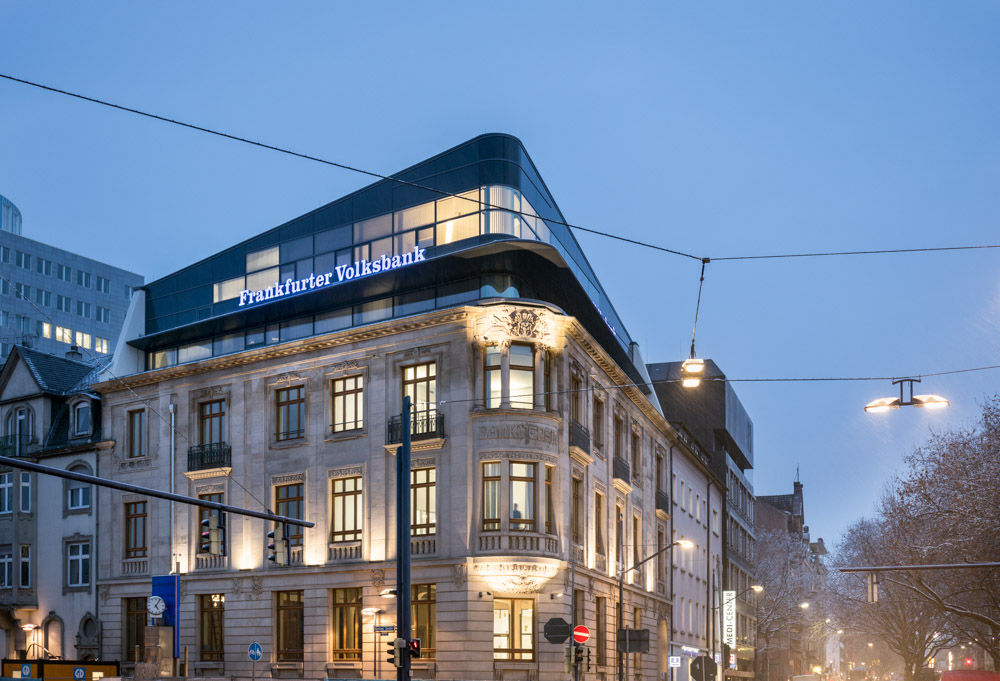 Gebäude der Frankfurter Volksbank auf einer Hauptstraße mit Lichtern