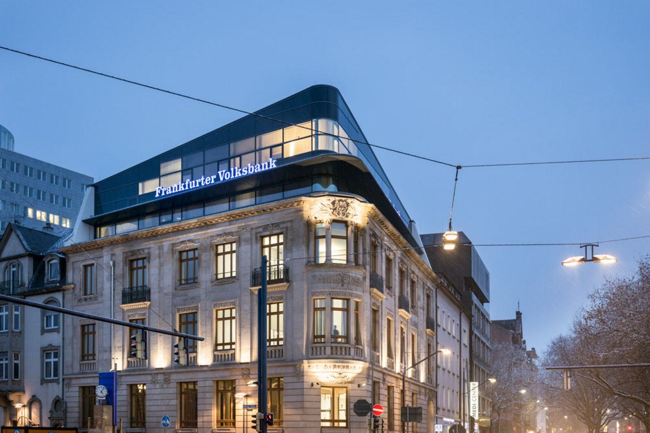 Gebäude der Frankfurter Volksbank auf einer Hauptstraße mit Lichtern