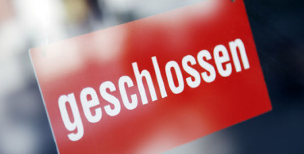 Ein rotes Schild mit der Aufschrift "geschlossen".