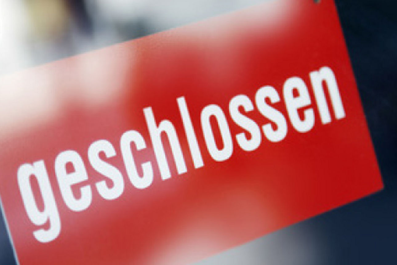 Ein rotes Schild mit der Aufschrift "geschlossen".