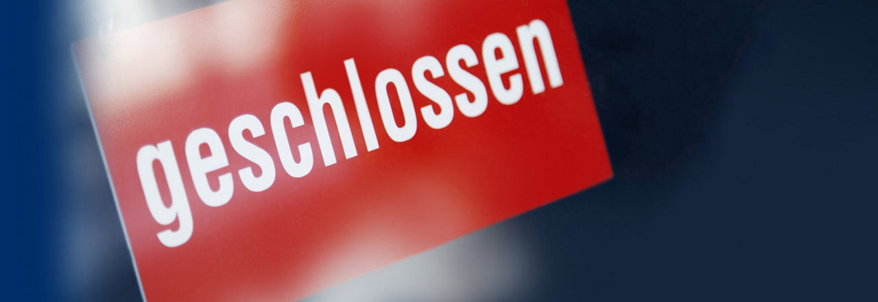 Ein rotes Schild mit der Inschrift "geschlossen".