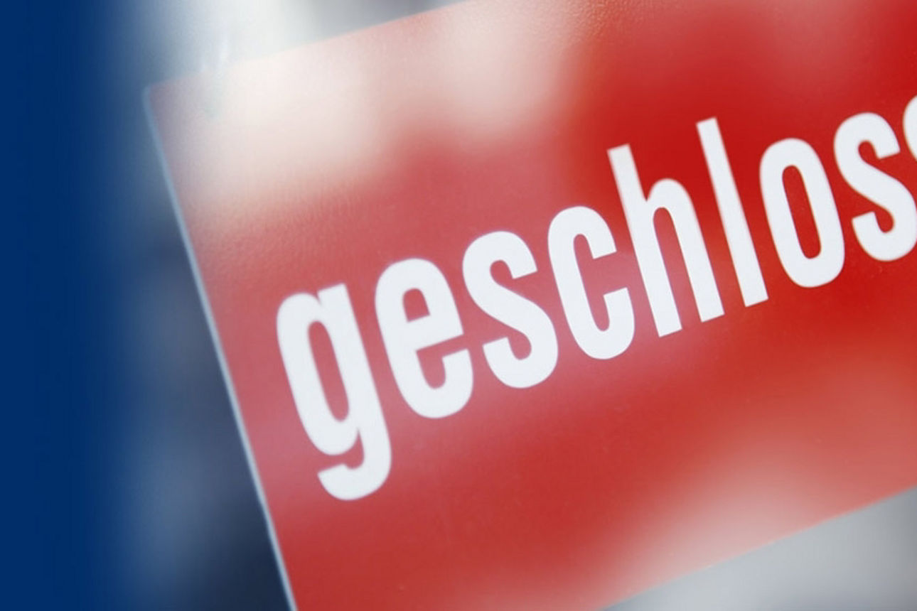 Ein rotes Schild mit der Aufschrift "geschlossen".