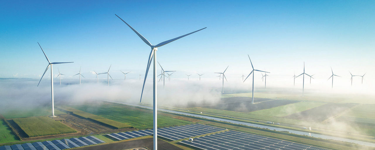 Ein Feld mit Windrädern und Photovoltaikanlagen