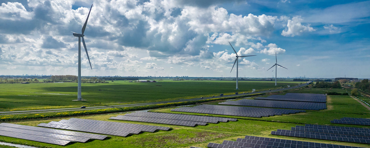 Ein Feld mit Windrädern und Photovoltaikanlagen