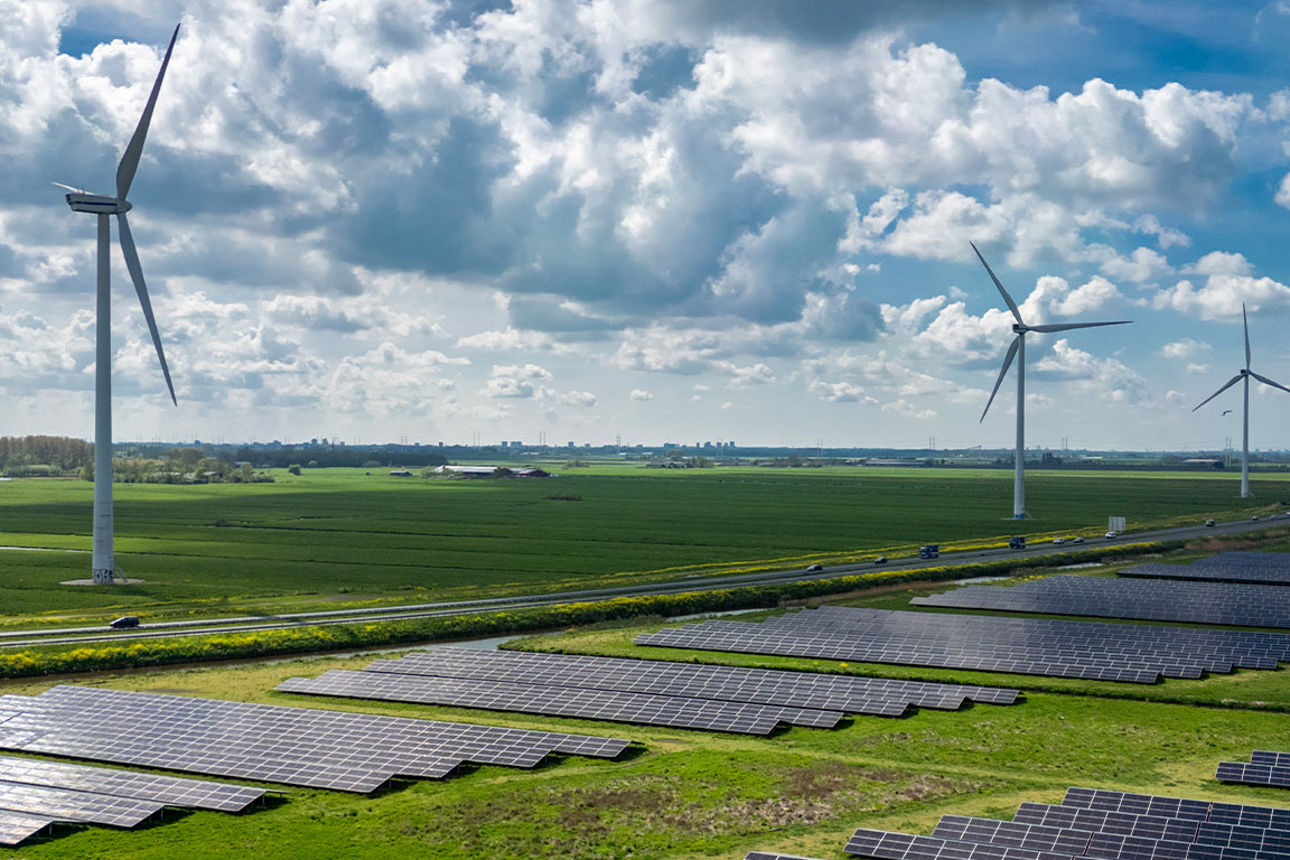 Ein Feld mit Windrädern und Photovoltaikanlagen