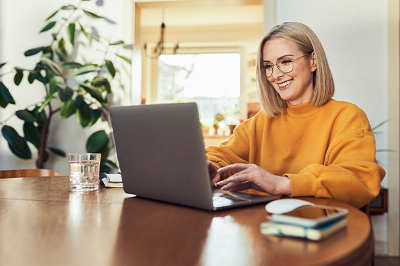 Frau im Supermarkt hält Lebensmittel im Arm