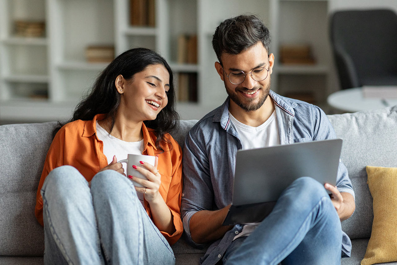 Frau und Mann vor Laptop