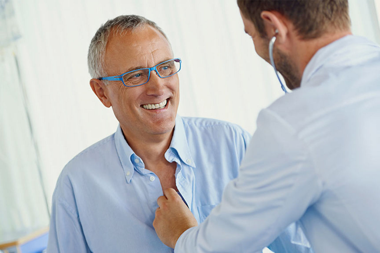 Mann wird von Arzt untersucht