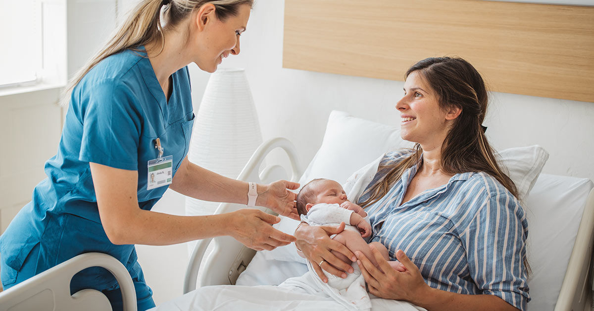 Ein Baby im Arm der Mutter
