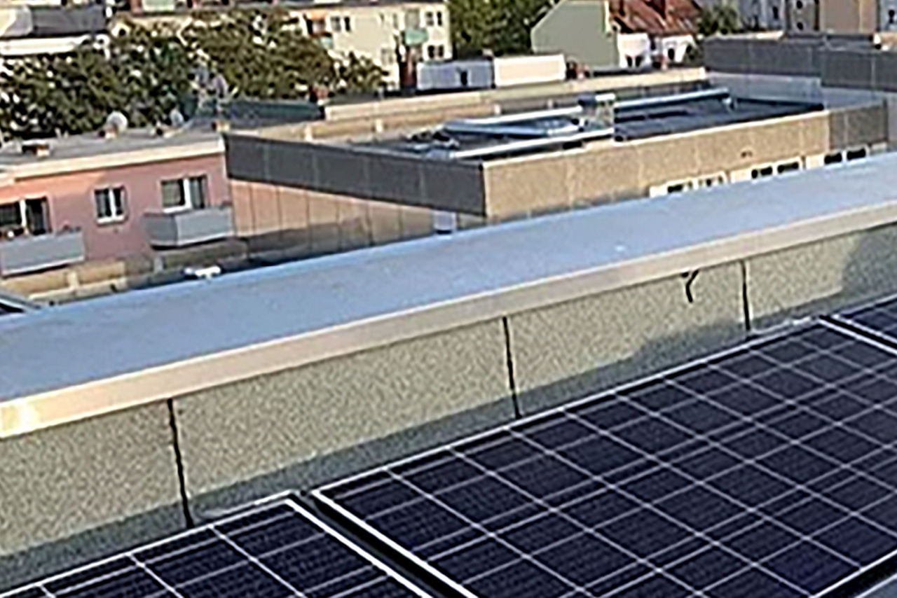 Photovoltaik auf dem Dach einer Seniorenwohngemeinschaft