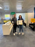Eine Frau und ein Mann mit einer Playstation 5 in der Hand