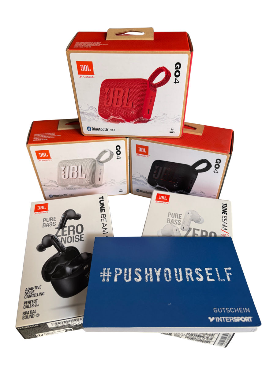 Preise Gewinnspiel auf einem Tisch angeordnet
