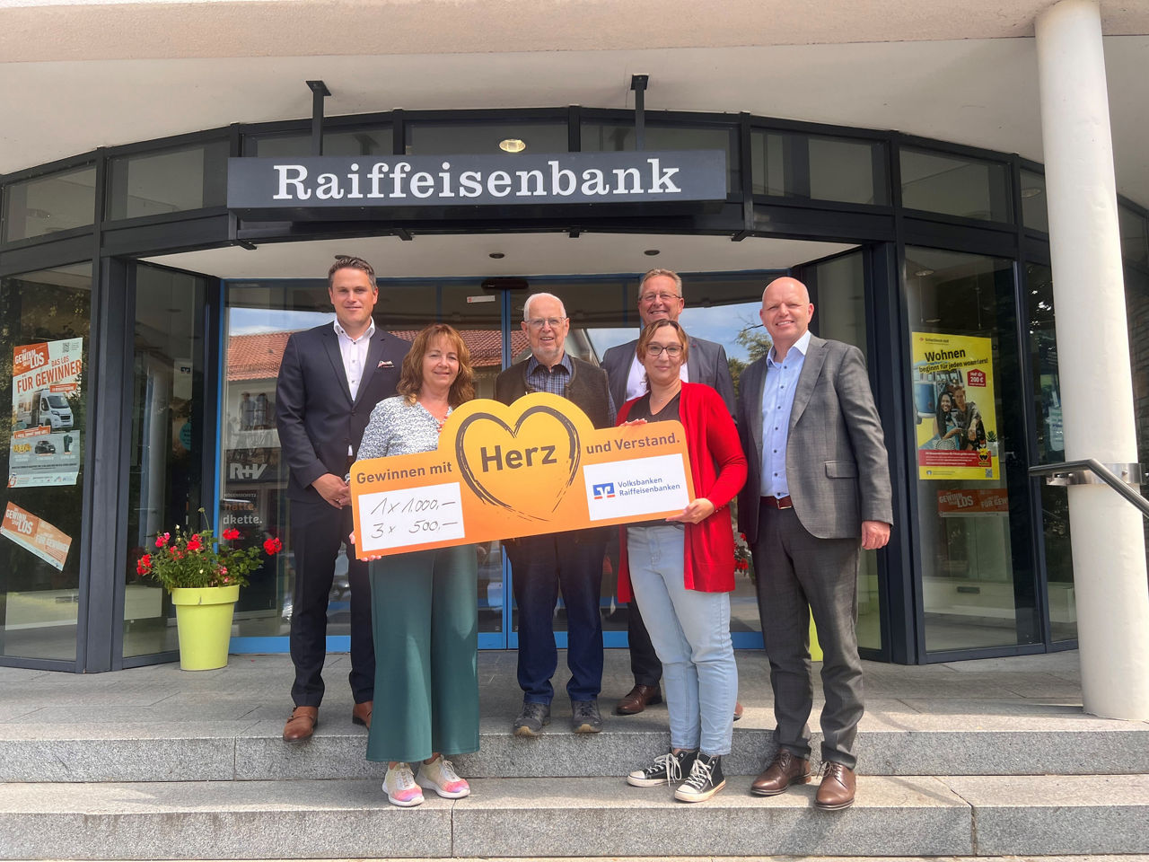 Glücklicher Gewinner beim Gewinnsparen und der Übergabe des Gewinnes