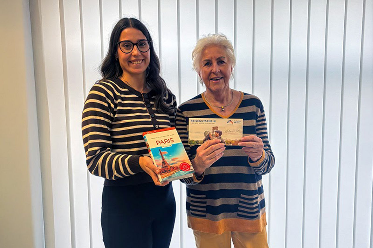 Kundenberaterin Frederike Coenen bei der Übergabe des Gewinns